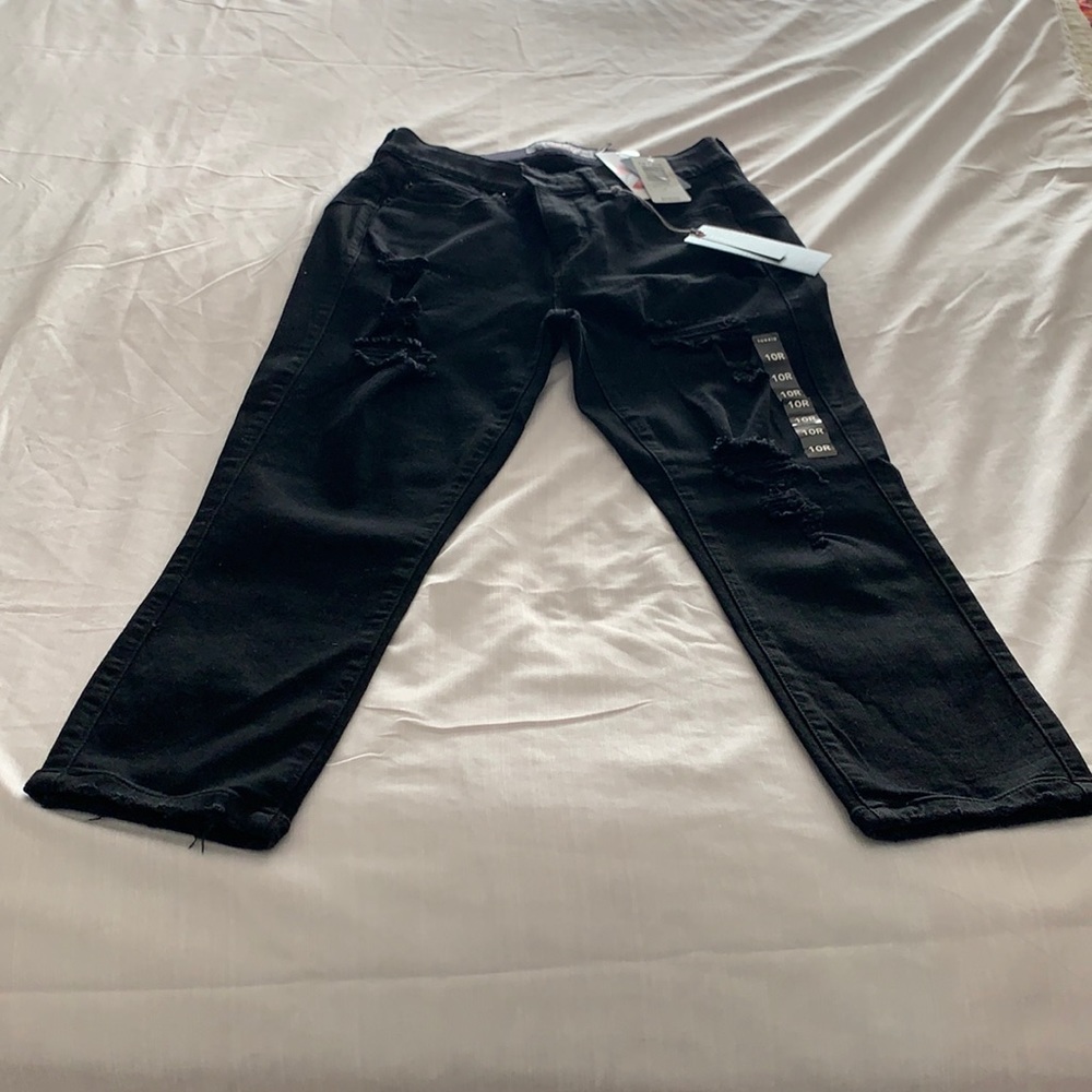 Size 10 Torrid Premium Black Crop Bombshell Skinny Distressed Jeans.